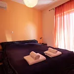 Hébergement de vacances Cozy Hilltop With Breathtaking Views *