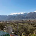Hébergement de vacances Cozy Hilltop With Breathtaking Views *