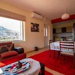 Hébergement de vacances Cozy Hilltop With Breathtaking Views