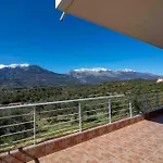 Cozy Hilltop With Breathtaking Views Hébergement de vacances Magoula (Peloponnese)