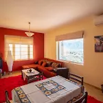 Cozy Hilltop With Breathtaking Views Hébergement de vacances Magoula (Peloponnese)
